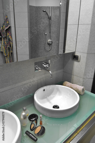 Photo: dettaglio del lavabo rotondo su piano di cristallo in bagno dettaglio del lavabo rotondo su piano di cristallo in bagno