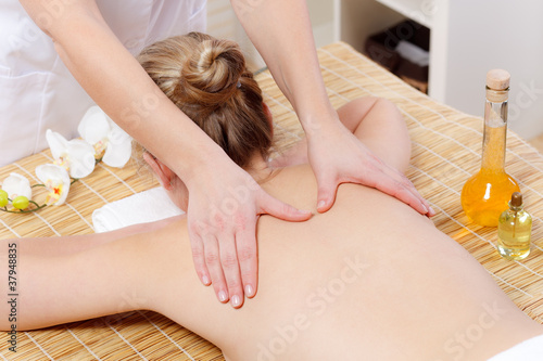 Foto: junge frau erhält eine rückenmassage junge frau erhält eine rückenmassage