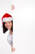 Foto: teenager mit weihnachtsmütze hält werbetafel teenager mit weihnachtsmütze hält werbetafel