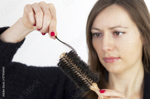 Photo: Frau bemerkt Haarausfall Frau bemerkt Haarausfall
