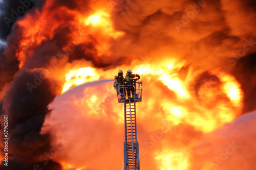 Photo: Feuerwehr vor Flammen Feuerwehr vor Flammen