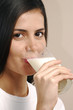 Joven mujer bebiendo leche.