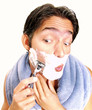 Foto: Hombre afeitándose la cara. Hombre afeitándose la cara.