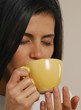 Joven mujer bebiendo café,té.
