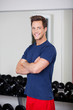 lächelnder mann im fitnessstudio