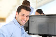 Jeune cadre dynamique au bureau