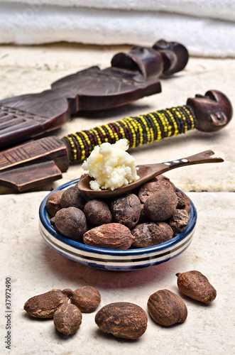 Foto: Shea nuts and butter in a spoon Shea nuts and butter in a spoon