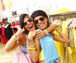 Amigas de compras en una tienda.