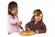 enfants avec galette des rois et couronne