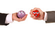 Lila und roter Stressball i.d. Hand