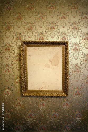 Foto: Vintage gold frame and wallpaper Vintage gold frame and wallpaper