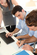 Equipe commerciale travaillant au bureau