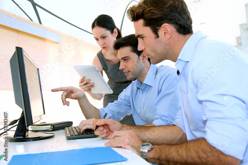 Photo: Equipe commerciale travaillant au bureau Equipe commerciale travaillant au bureau