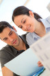 Jeune couple signant un contrat