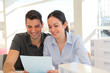 Jeune couple signant un contrat Jeune couple signant un contrat