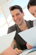 Jeune couple signant un contrat Jeune couple signant un contrat