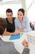 Couple discutant avec un agent immobilier Couple discutant avec un agent immobilier