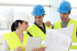 Ouvriers en reunion de chantier