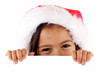 enfant avec des yeux coquins et chapeau de noël