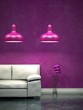 Wohndesign - weißes Sofa vor Lila Wand