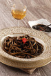 PIATTO CON LINGUINE AL NERO DI SEPPIA  E VINO