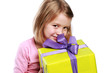 Foto: Kleines Mädchen mit Geschenk Kleines Mädchen mit Geschenk