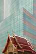 Asiatischer Tempel vor modernem Gebäude (Bangkok, Thailand)