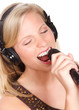 Photo: junge blonde frau singt ins mikrofon junge blonde frau singt ins mikrofon