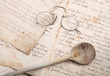 Kochbuch mit Löffel und Brille