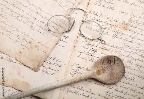 Foto: Kochbuch mit Löffel und Brille Kochbuch mit Löffel und Brille