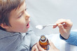 Kind bekommt Medizin
