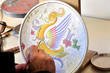 Photo: Decorazione a mano di un piatto di ceramica, Deruta Italia Decorazione a mano di un piatto di ceramica, Deruta Italia