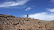 Vídeo: mountain biker riding along the horizon mountain biker riding along the horizon