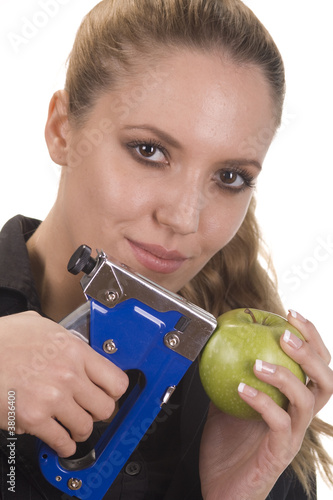 Photo: Junge Frau tackert ein Apfel Junge Frau tackert ein Apfel