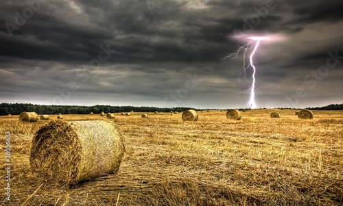 Photo: Unwetter - Feld und Blitz Unwetter - Feld und Blitz
