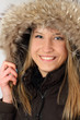 ragazza bionda con cappuccio di pelo