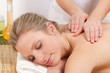 Foto: frau genießt eine schultermassage frau genießt eine schultermassage