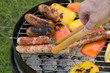 Würste und Gemüse auf Grill