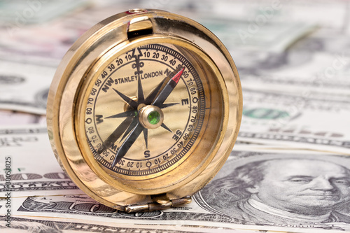 Photo: Dollar Geldscheine und Kompass Dollar Geldscheine und Kompass
