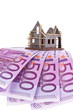 Euro Geldscheine und Rohbau eines Hauses