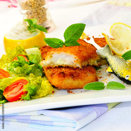 Photo: Frittiertes Seelachsfilet auf frischem Salat Frittiertes Seelachsfilet auf frischem Salat