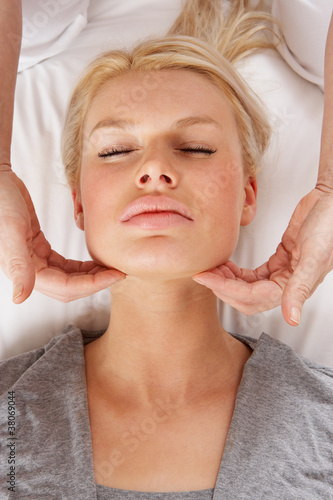 Foto: Woman having Shiatsu massage to head Woman having Shiatsu massage to head