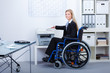 Foto: frau mit behinderung bei der arbeit frau mit behinderung bei der arbeit