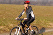 junge frau macht eine radtour mit dem mountainbike