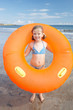 Foto: Child on beach with giant rubber ring Child on beach with giant rubber ring