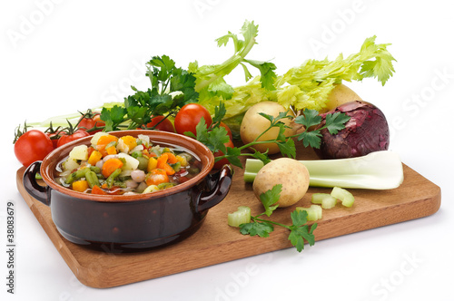 Photo: Verdure per minestrone su tagliere di legno Verdure per minestrone su tagliere di legno