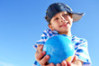 Kind mit Erdball