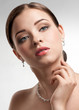Foto: Beautiful woman with pearl necklace Beautiful woman with pearl necklace