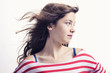 Jeune fille de profil cheveux longs dans le vent