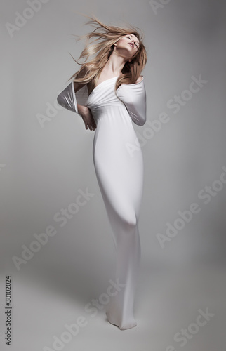 Foto: Luxurious mystical young woman in white clothes posing Luxurious mystical young woman in white clothes posing